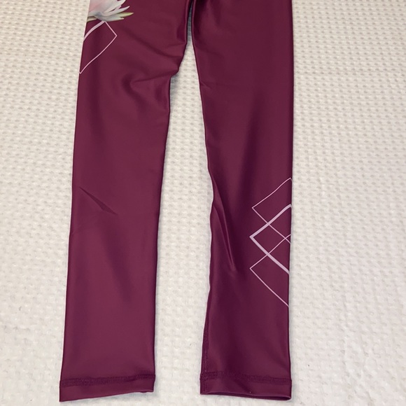 NEW! $78 SCOUT DESIGNS Lotus Flower Leggings XS Purple - Picture 10 of 14